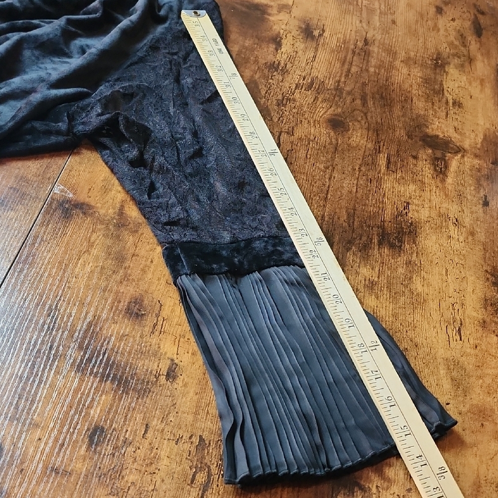 THE PYRAMID COLLECTION | Black Velvet Lace Goth Pleated Bell Sleeve Top | 3X - Picture 6 of 12